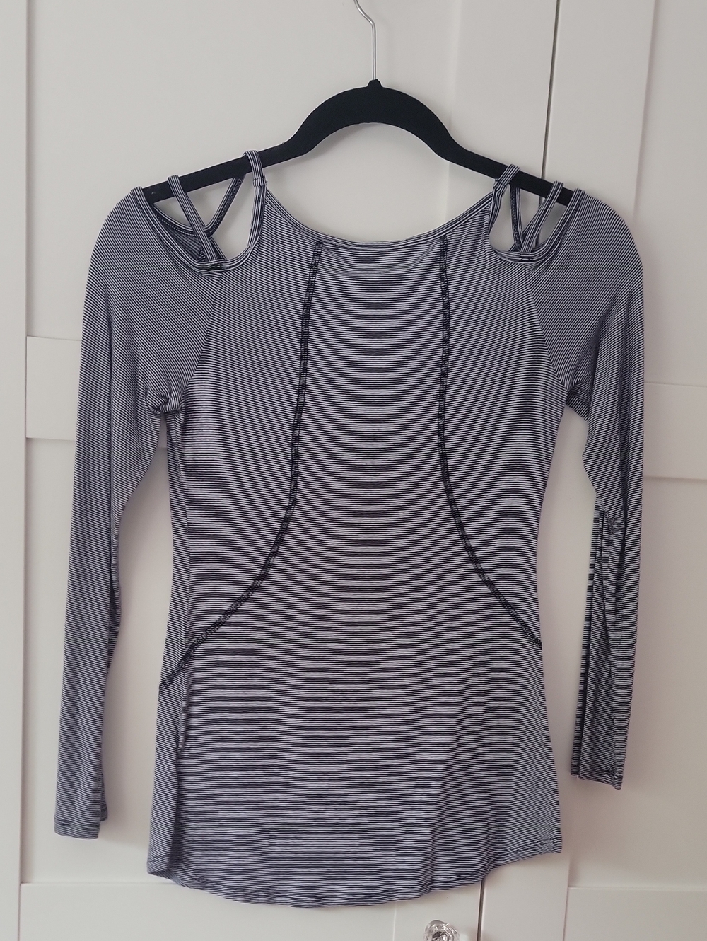 ❄️3/$30 Guess Retro Black And White Long Sleeve Strappy Scoop Neck Top - Picture 4 of 5